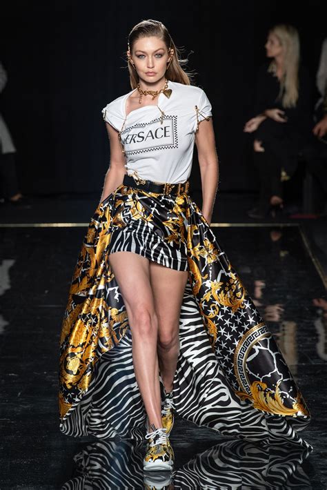 vestiti lunghi versace con scritta ora|Nuova collezione di vestiti da donna di Versace su FARFETCH.